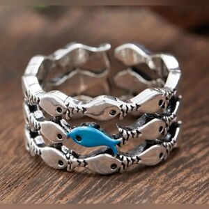 Adorable fish ring, open size 8-9, silvertone